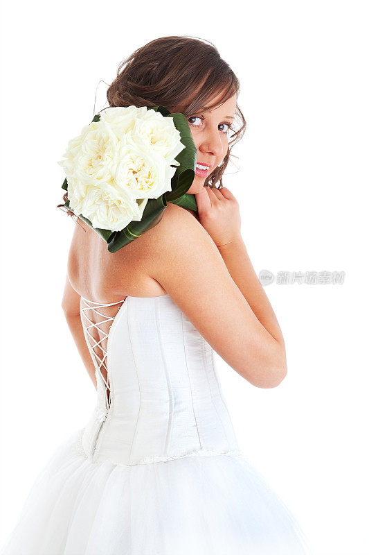年轻的新娘拿着婚礼花束