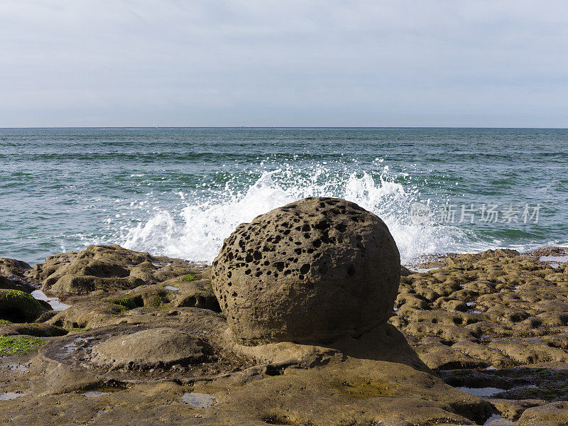 加州圣地亚哥日落悬崖上的火山岩