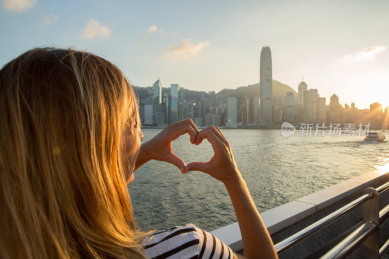 年轻女子到香港做心形指架