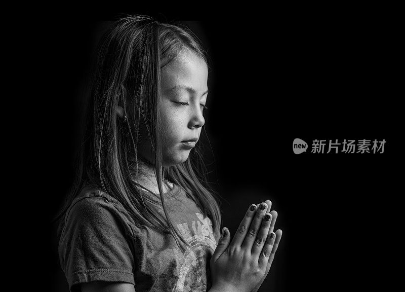 小女孩祈祷
