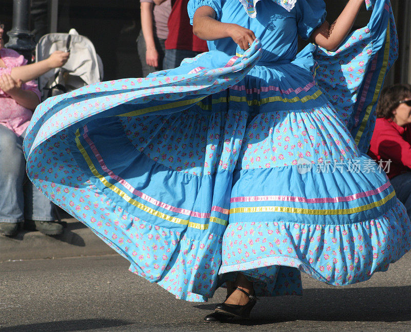 墨西哥舞表演中的漩涡裙