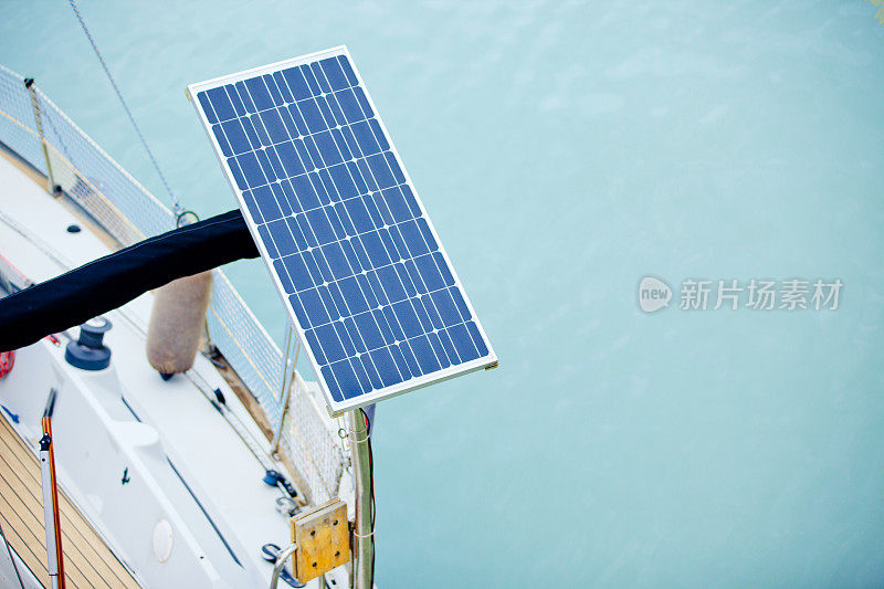 帆船上的太阳能电池板