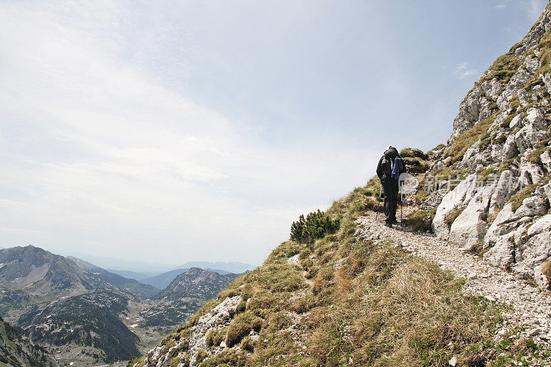 徒步旅行者要去山顶