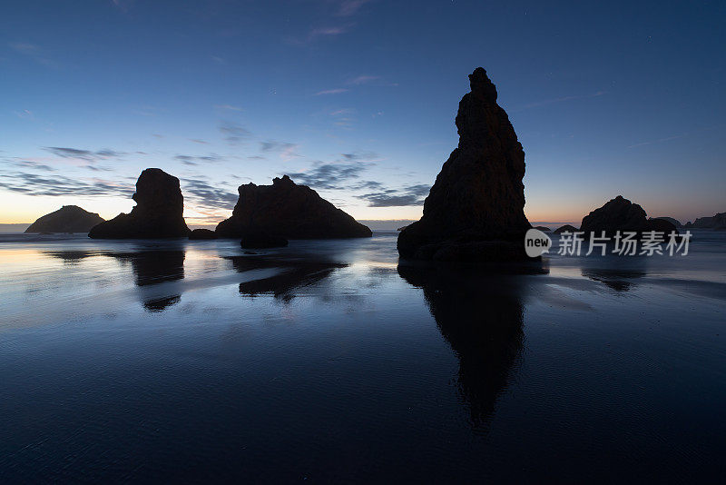 日落后的班登海滩海堆