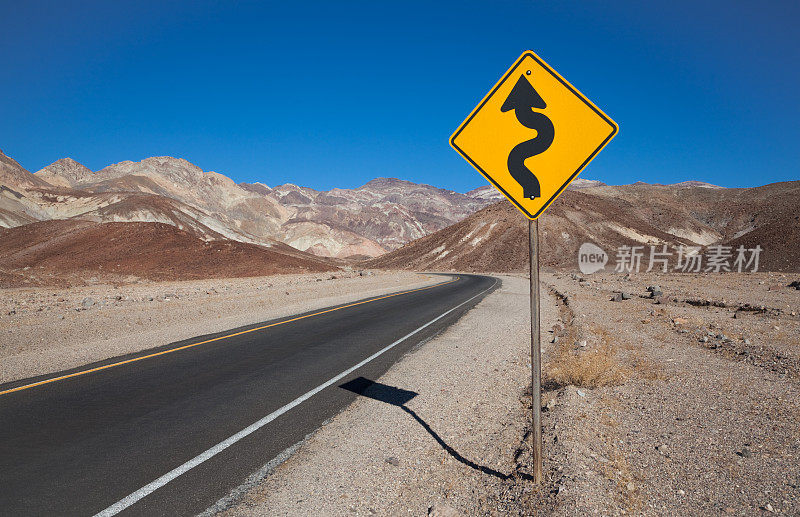 死亡谷国家公园的弯道标志