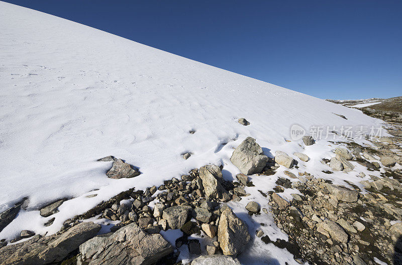 山上的碎石、巨石和雪片