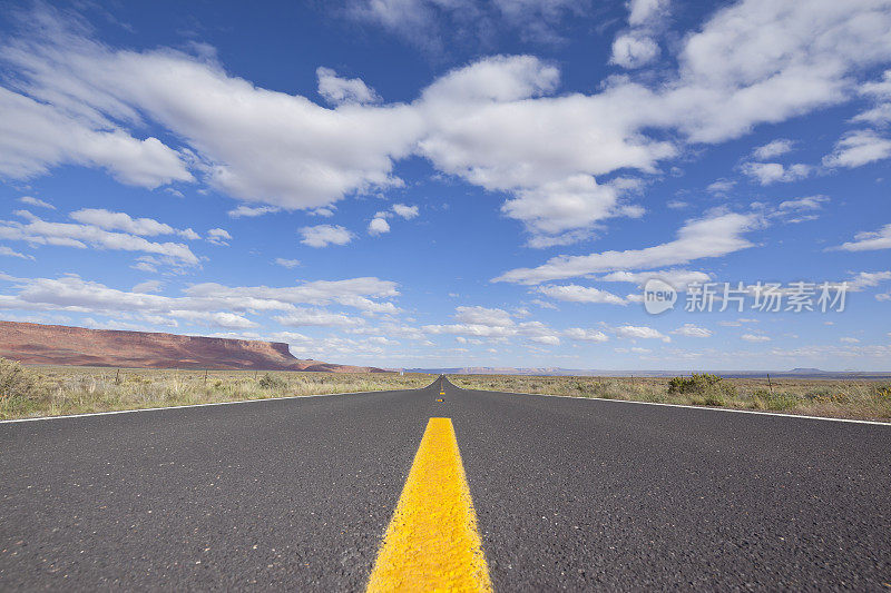 穿过亚利桑那州沙漠的美国高速公路
