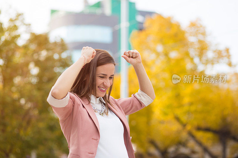 庆祝成功的女商人