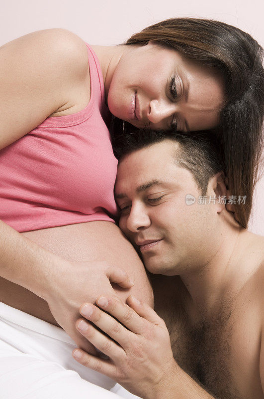 怀孕的女人和她的丈夫