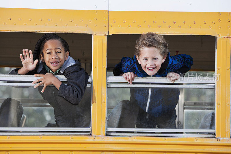 孩子们望着校车窗外