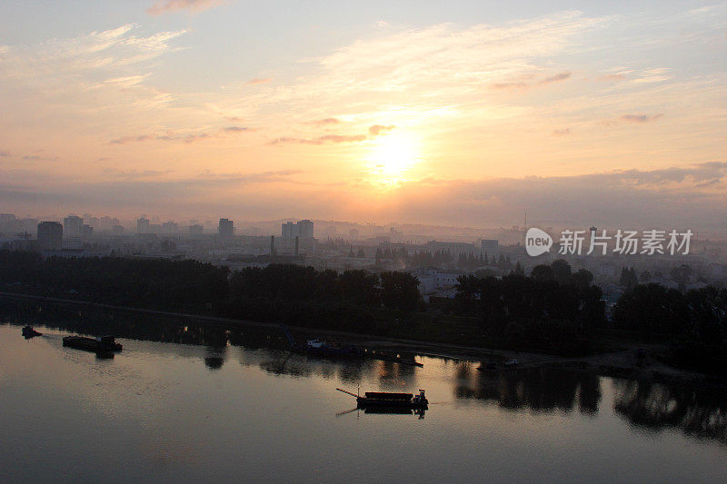 朝鲜:平壤上空的日出