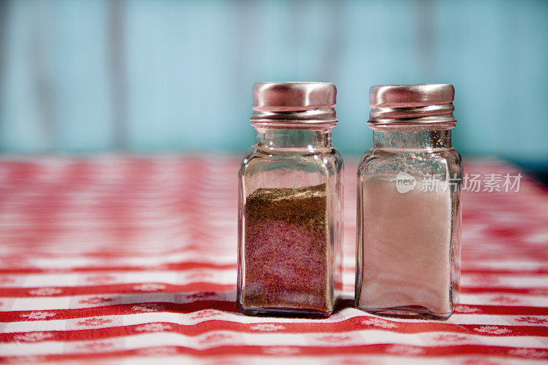 红格子桌布上放盐和胡椒瓶。野餐,餐厅。