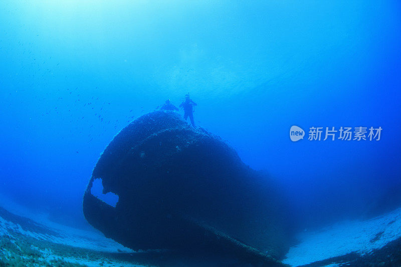 戴水肺的潜水员轮廓