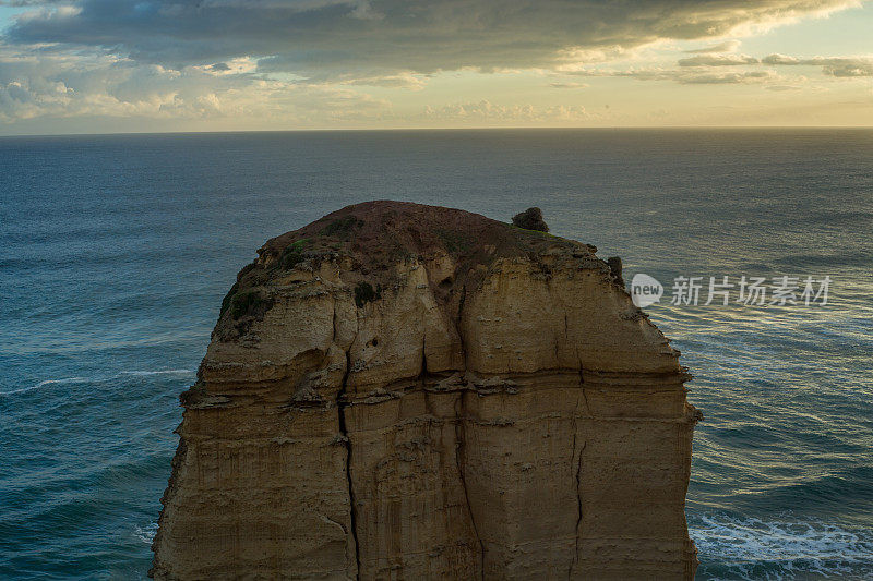 吉布森踩过海岩石