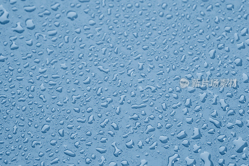 蓝色的表面覆盖着水滴凝结的纹理