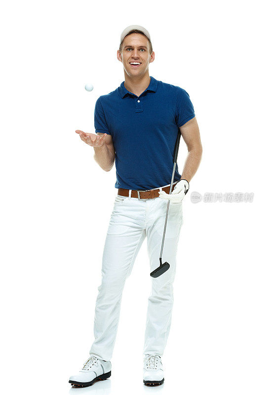 兴高采烈的高尔夫球手拿着高尔夫球杆