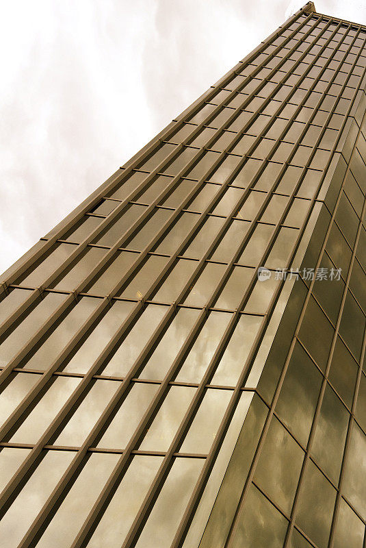 现代商业中心高层摩天楼，玻璃钢建筑