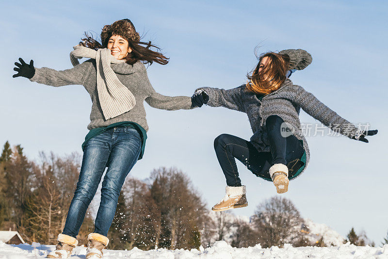 女孩们玩雪玩得很开心