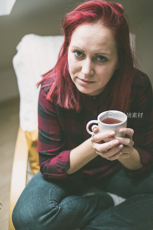 坐在窗前椅子上的女人