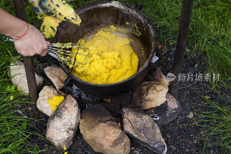 preparing玉米粥