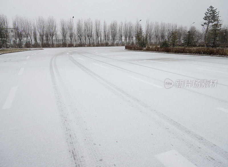 冬天下雪的路