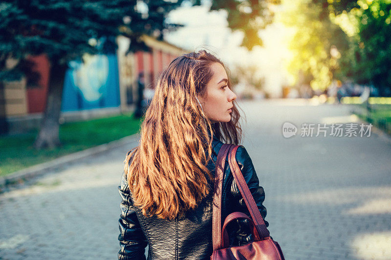 一个年轻女子走在街上
