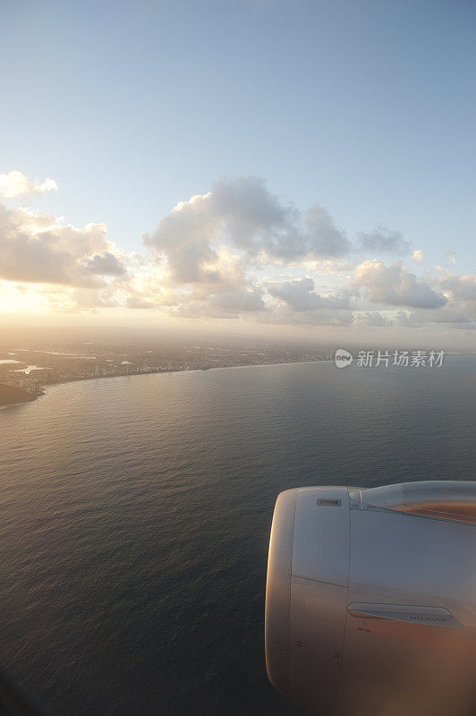 日落时从飞机窗口看到的景色