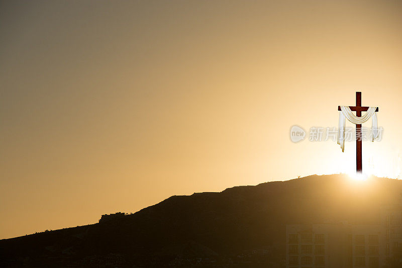 耶稣受难在复活节早晨的日出与裹尸布。——复制求法