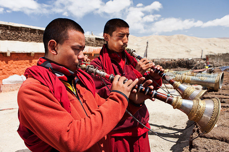 西藏僧人吹奏佛教号角