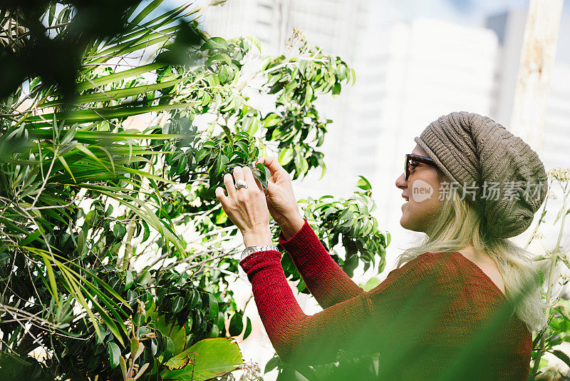 屋顶花园中鲜花盛开的美女肖像