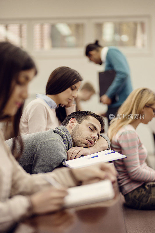 年轻男学生在教室睡觉