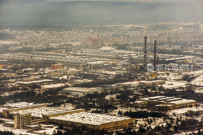 城市中心和工厂在冬季雪在利沃夫乌克兰利沃夫