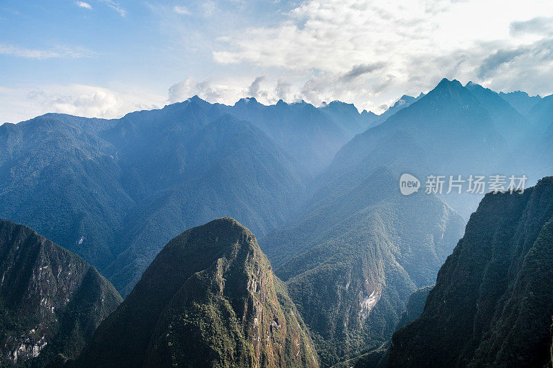 雄伟的秘鲁安第斯山脉由马丘比丘