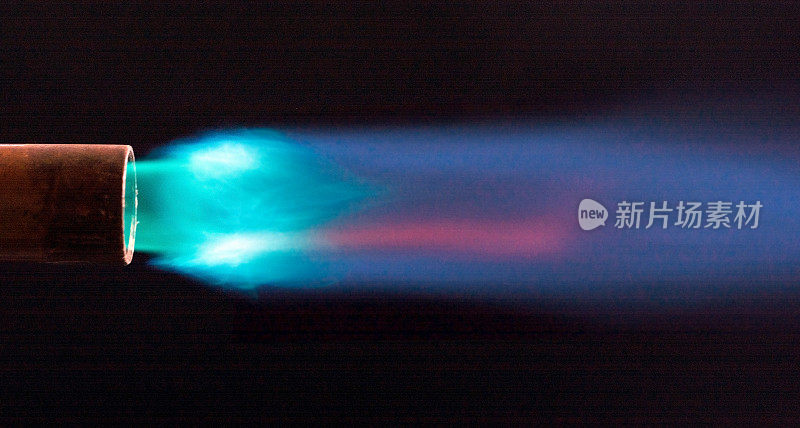 丙烷炬尖端的特写-蓝色火焰。