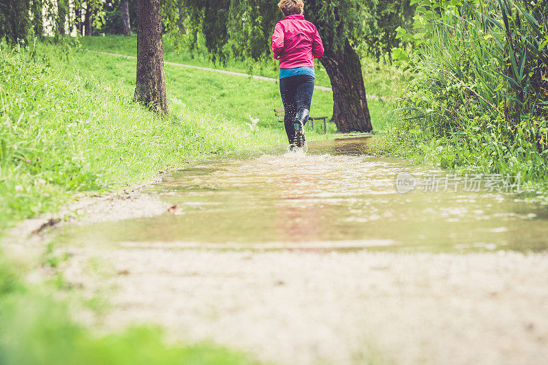 高加索老年妇女在雨中奔跑地中海活跃老年人