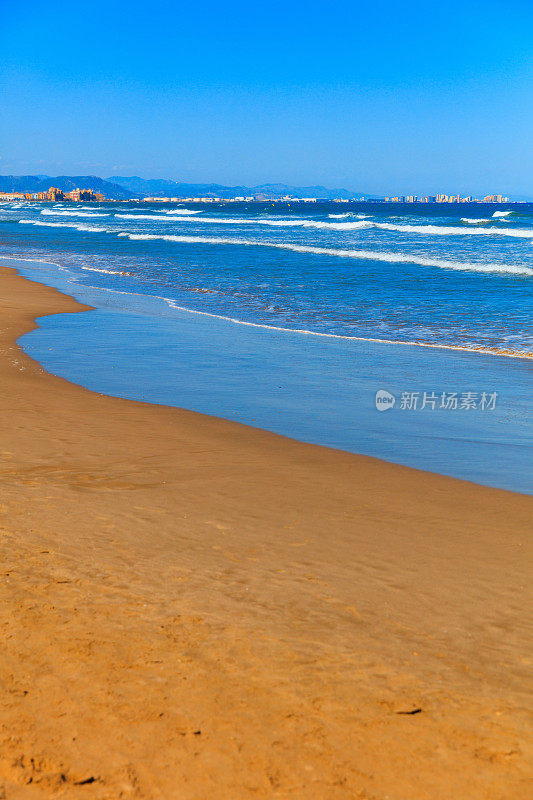 碧绿的海水冲刷着沙滩