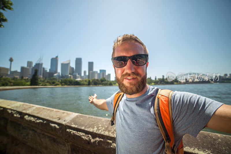 一名旅行中的年轻人在悉尼自拍