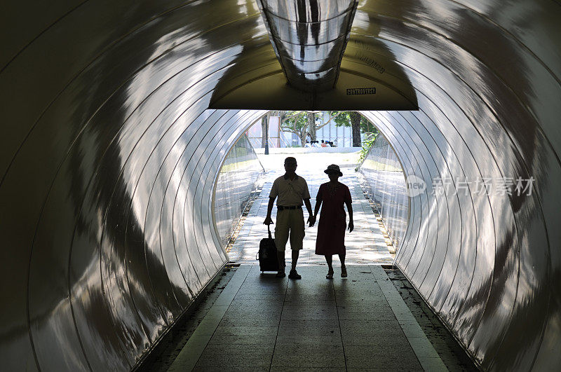 一对老夫妇正在穿过隧道