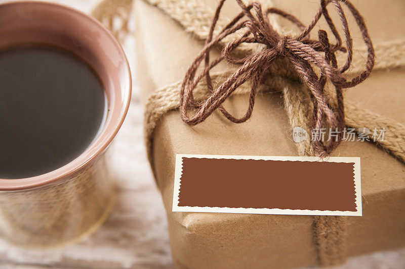 棕色包装的礼品盒，空白卡片和咖啡。