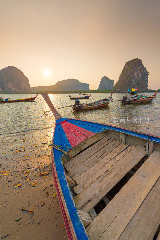 美丽的日落在热带海洋与长尾船在泰国南部