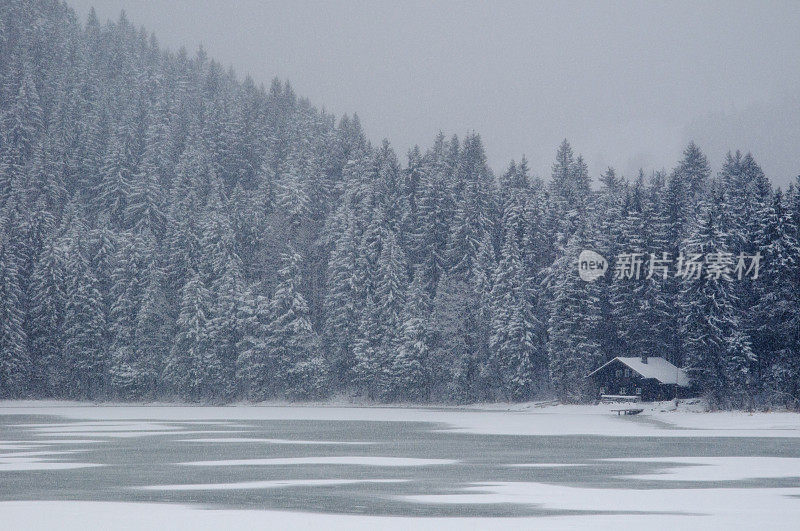 湖边的旧小屋，雪堆中