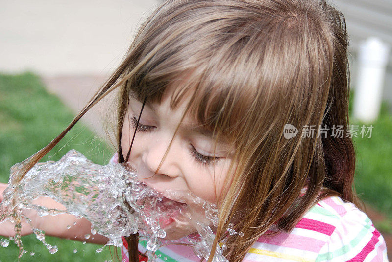 从水管里喝水