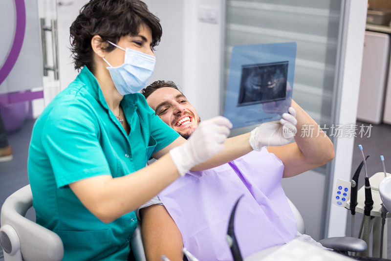牙医看x光片