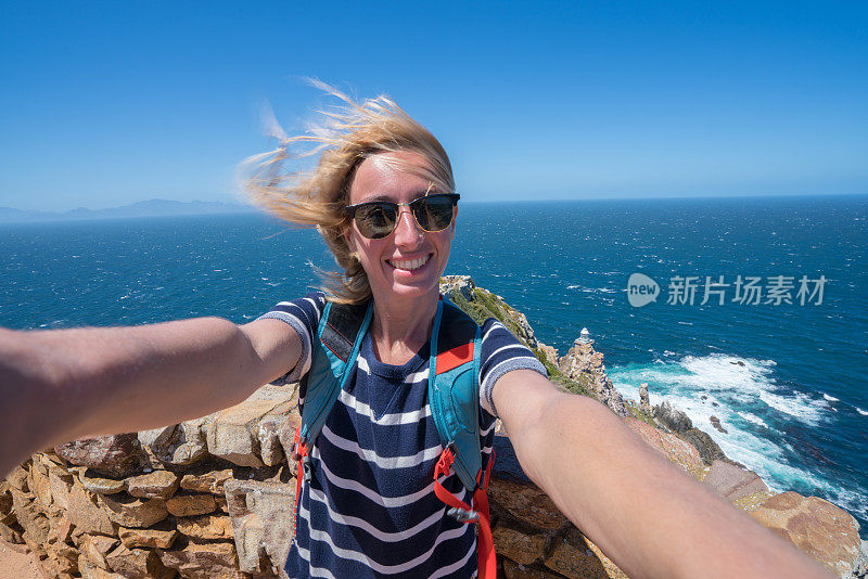 一对年轻夫妇在自拍海景