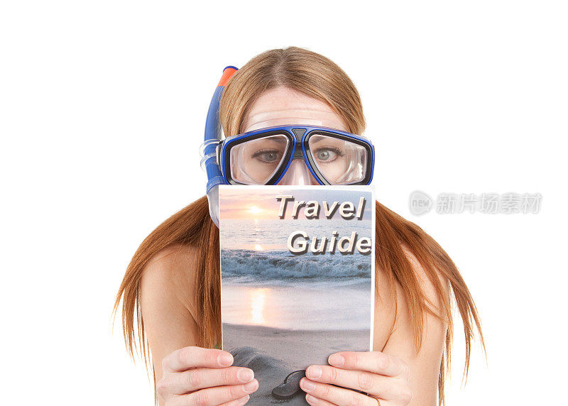 女人在通气管装备阅读旅游指南