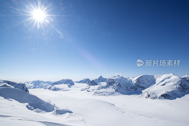 完美的冬日在高山景观