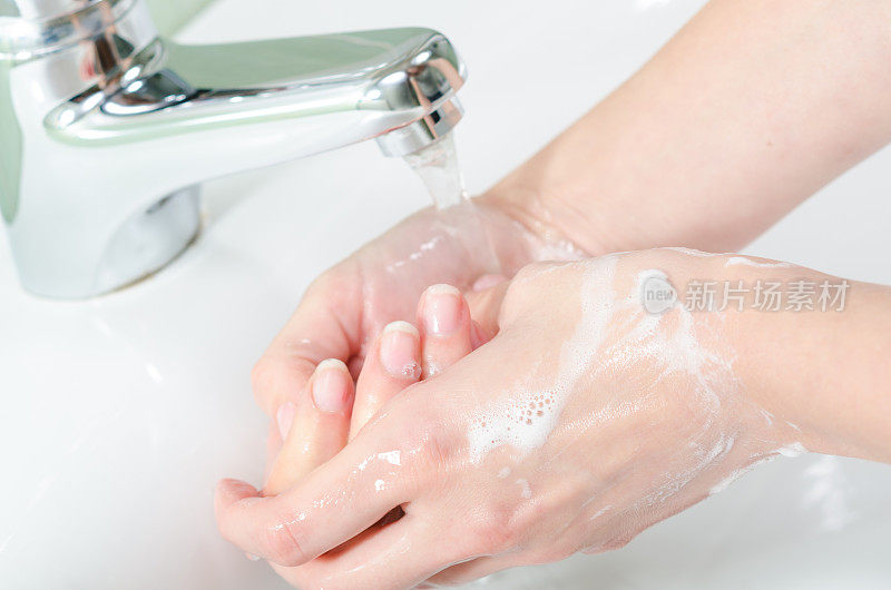 洗手的女人