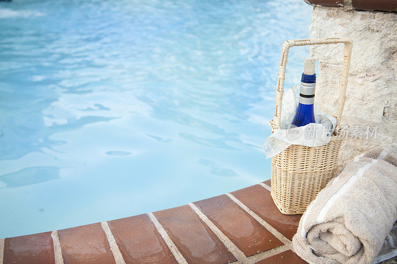 酒瓶放在水池边的篮子里，并配有毛巾。