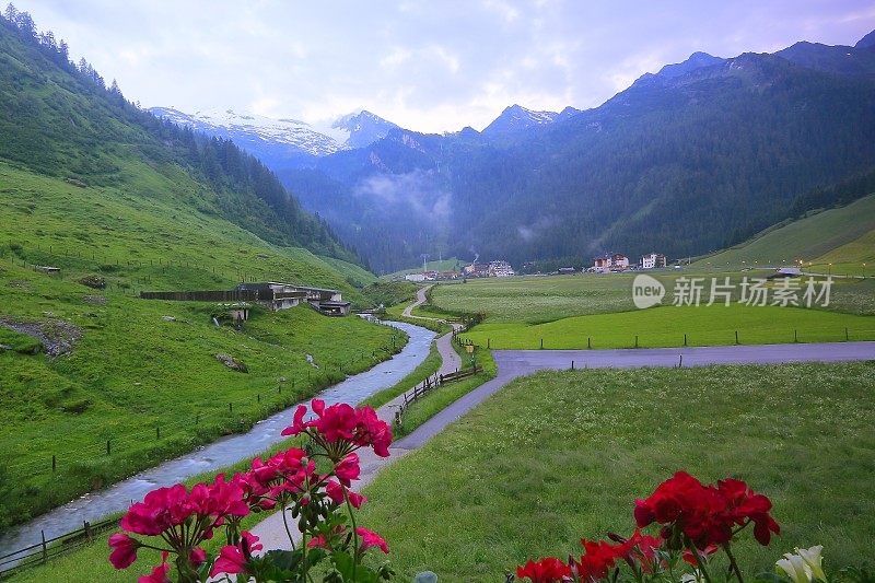 阿尔卑斯奥地利村庄，河流和雄伟的齐勒塔尔，蒂罗尔雪山全景和田园诗般的蒂罗尔山谷草甸，奥地利