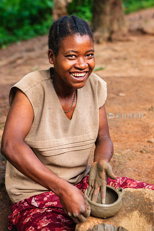 年轻的埃塞俄比亚妇女在做陶器